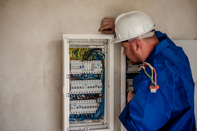 electricite-COTIGNAC-min_electrician-2755683